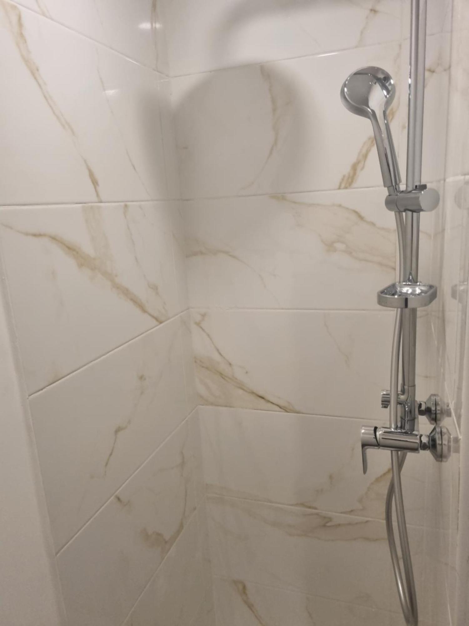 Chambre Privative Renove 2024, Climatisation, Tramway Sur Place , 12 Min Centre, 16 Min Plage, Apercu Lateral Mer, 2 Wc Avec 2 Salle De Bain, Private Room Renovated 2024, Air-Conditioned , Tram On Spot, 2 Toilets And 2 Bathrooms Nizza Esterno foto